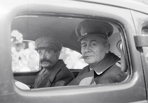 831719 Afbeelding van twee personen, voorstellende Churchill en Stalin, in de optocht ter gelegenheid van ...